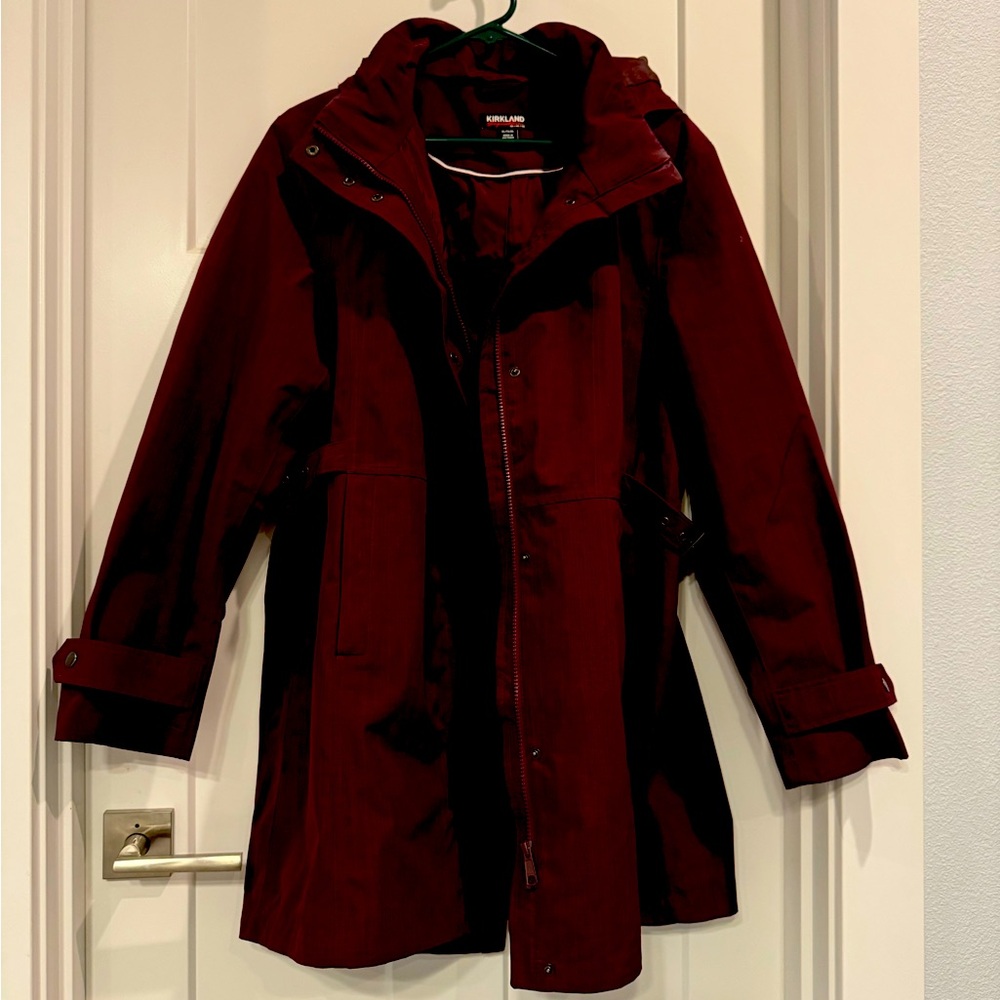 Lands and waterproof jacket with removable hood and YKK zipper. Burgundy color.